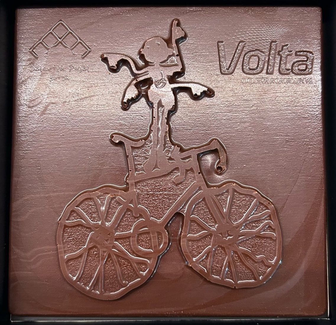 DolceriaP's tweet image. Avui s’han presentat les edicions d’aquest any de la @voltacatalunya com la masculina com la femenina que tornaran a passar per terres Berguedanes.
És un bon motiu per presentar la Xocolata del ciclista, realitzada amb la col-laboració de la Volta.
Un disseny de Salvador Vinyes.