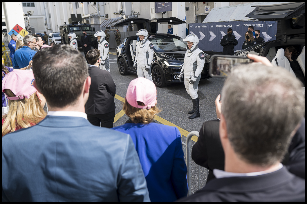 #Crew10 has departed the Neil A. Armstrong Operations and Checkout Building to head to Launch Complex 39A to board <a href="/SpaceX/">SpaceX</a>’s Dragon spacecraft for launch to <a href="/Space_Station/">International Space Station</a>! More📷:flic.kr/s/aHBqjC54MB