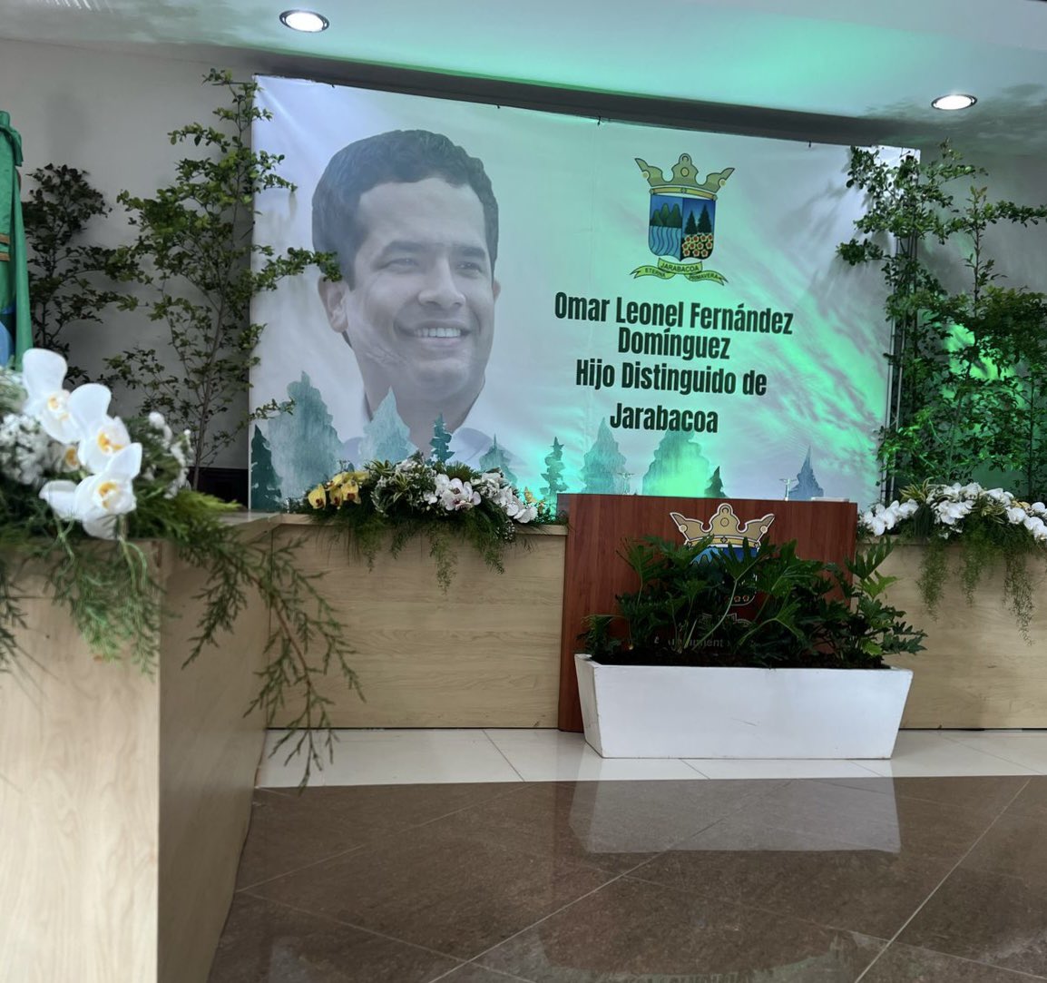VictorMlRamirez's tweet photo. #AHORA:
El Senador de la República por el partido @FPcomunica, @OmarLFernandez será declarado por el Ayuntamiento de #Jarabacoa como “Hijo distinguido”. Una alta distinción que apoyamos y nos enorgullece. 

¡Enhorabuena! 👏🏻 https://t.co/XWAWAZUKNi