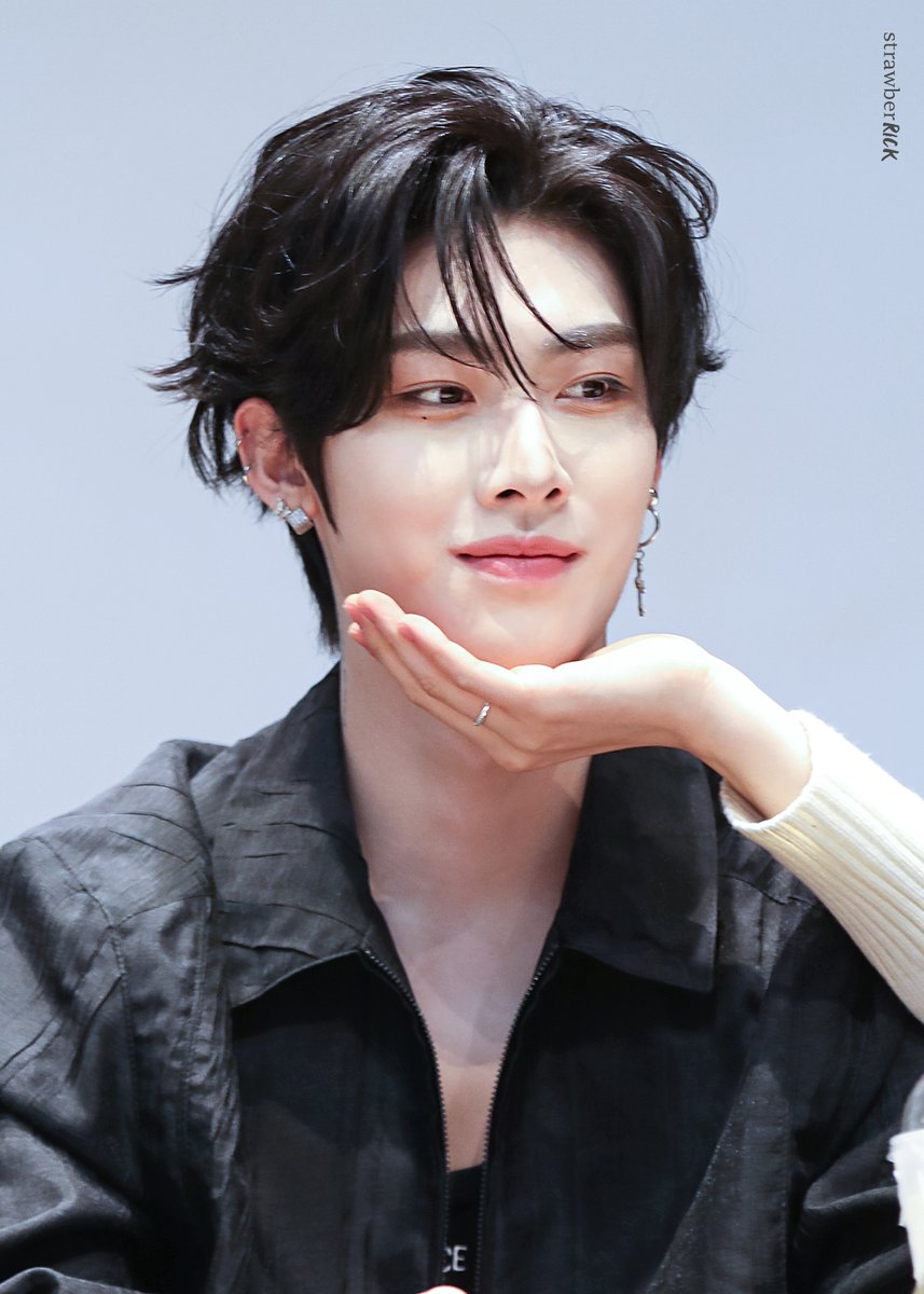 StrawberRick99's tweet image. 250314 👀🐱🐱

#RICKY #리키 #沈泉锐 #リッキー #ZB1 #ZEROBASEONE #제베원