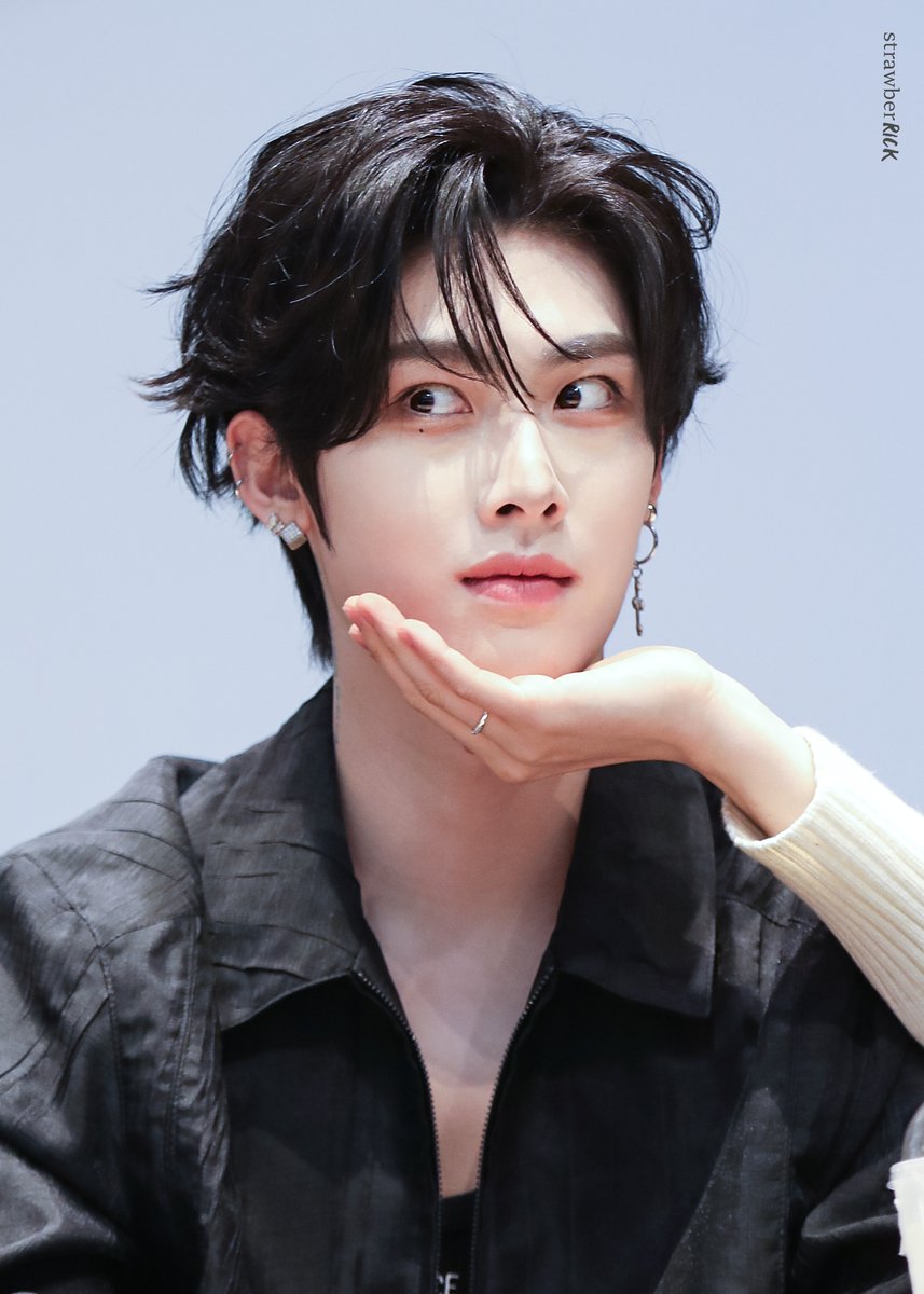 StrawberRick99's tweet image. 250314 👀🐱🐱

#RICKY #리키 #沈泉锐 #リッキー #ZB1 #ZEROBASEONE #제베원