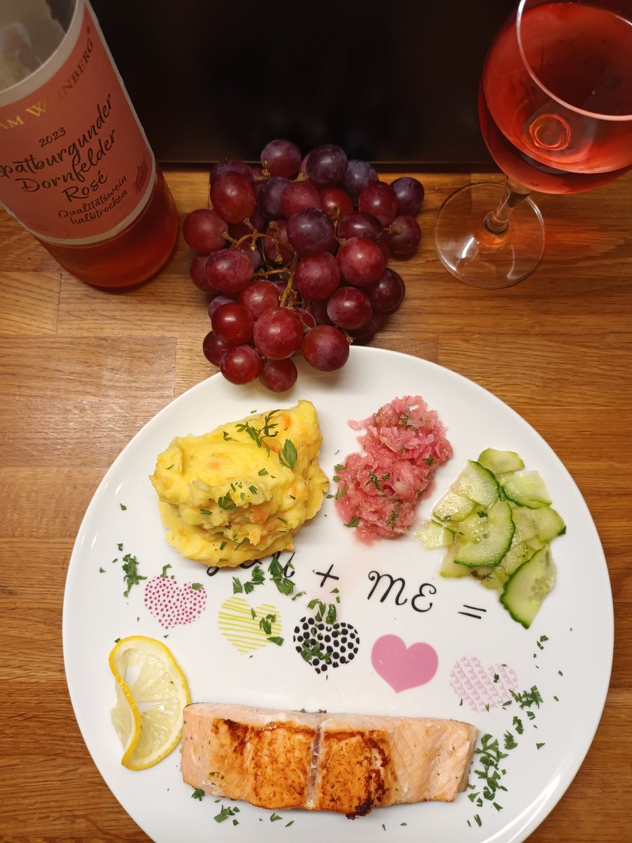 kristallnaach's tweet photo. “#frischgekocht“ ..kann losgehen..
🍷gesunde Zeugs🍷#Hexenküche
🐟#Fischtag 🐟 #selbstgemacht😋
"Frau Mama" 🖤 würde🕯sich freuen
#Rosé 🍷#Wein #Weintag 😝 #Prost https://t.co/QcgBnLUeIK