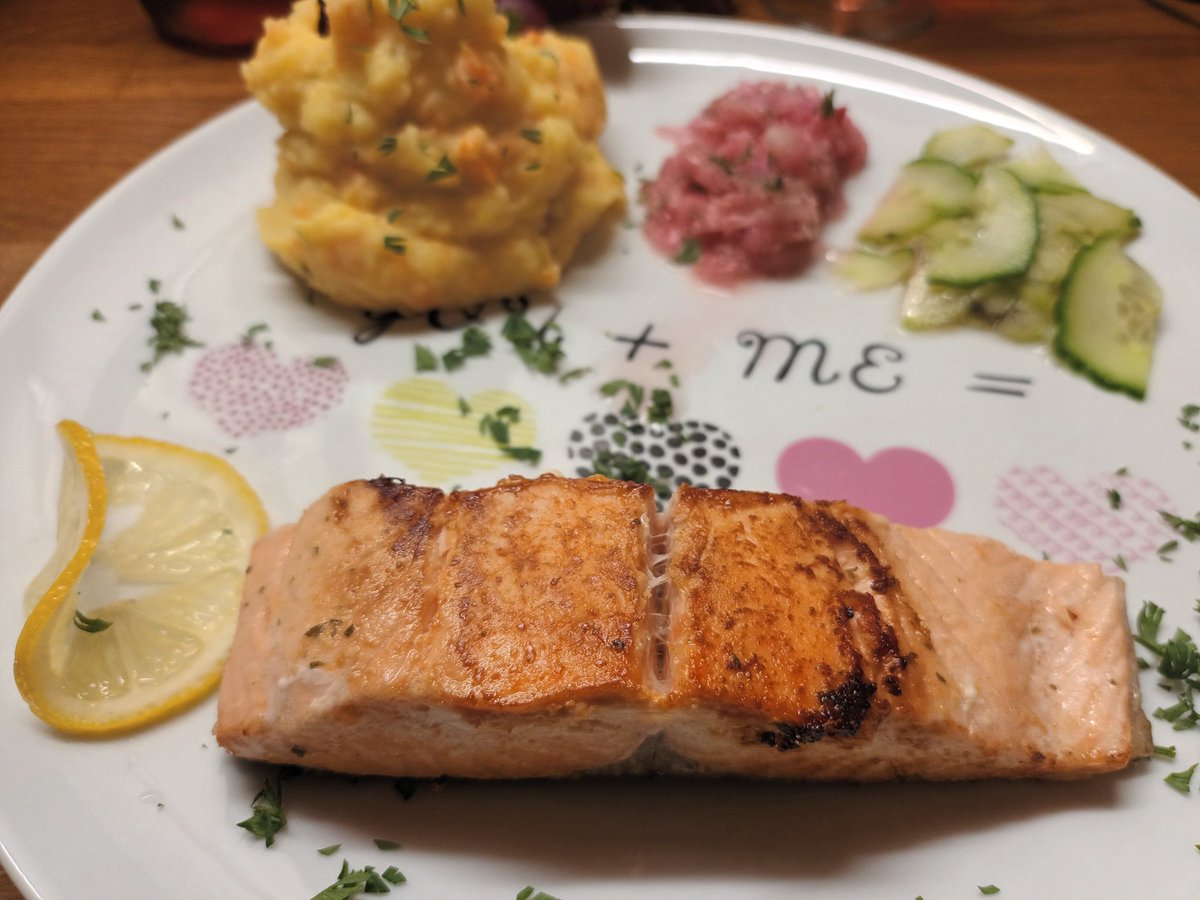 kristallnaach's tweet photo. “#frischgekocht“ ..kann losgehen..
🍷gesunde Zeugs🍷#Hexenküche
🐟#Fischtag 🐟 #selbstgemacht😋
"Frau Mama" 🖤 würde🕯sich freuen
#Rosé 🍷#Wein #Weintag 😝 #Prost https://t.co/QcgBnLUeIK