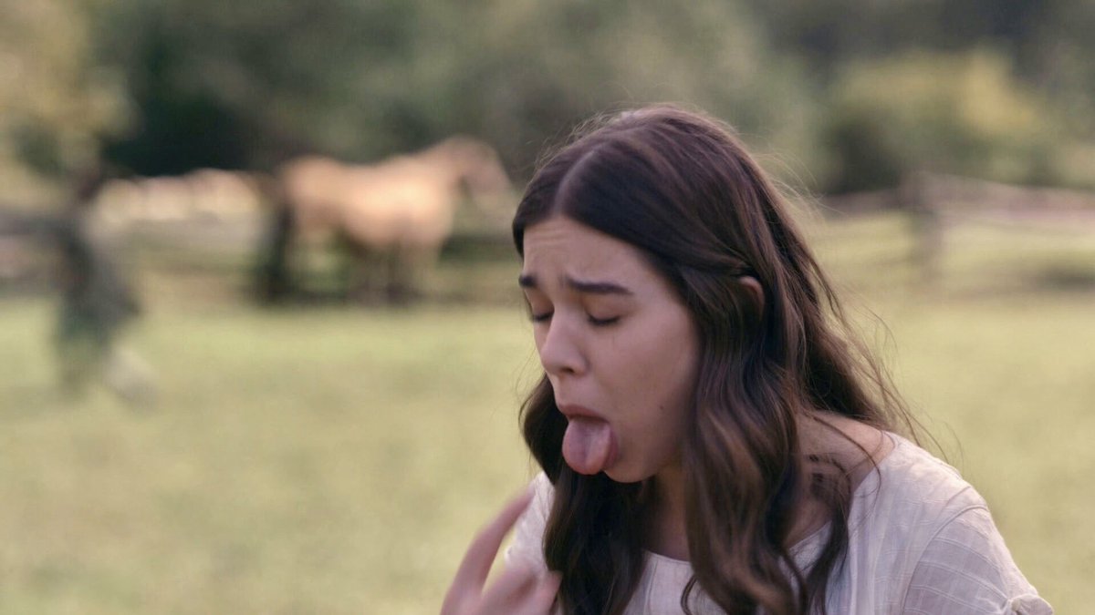 TheCinesthetic's tweet image. hailee steinfeld as emily dickinson