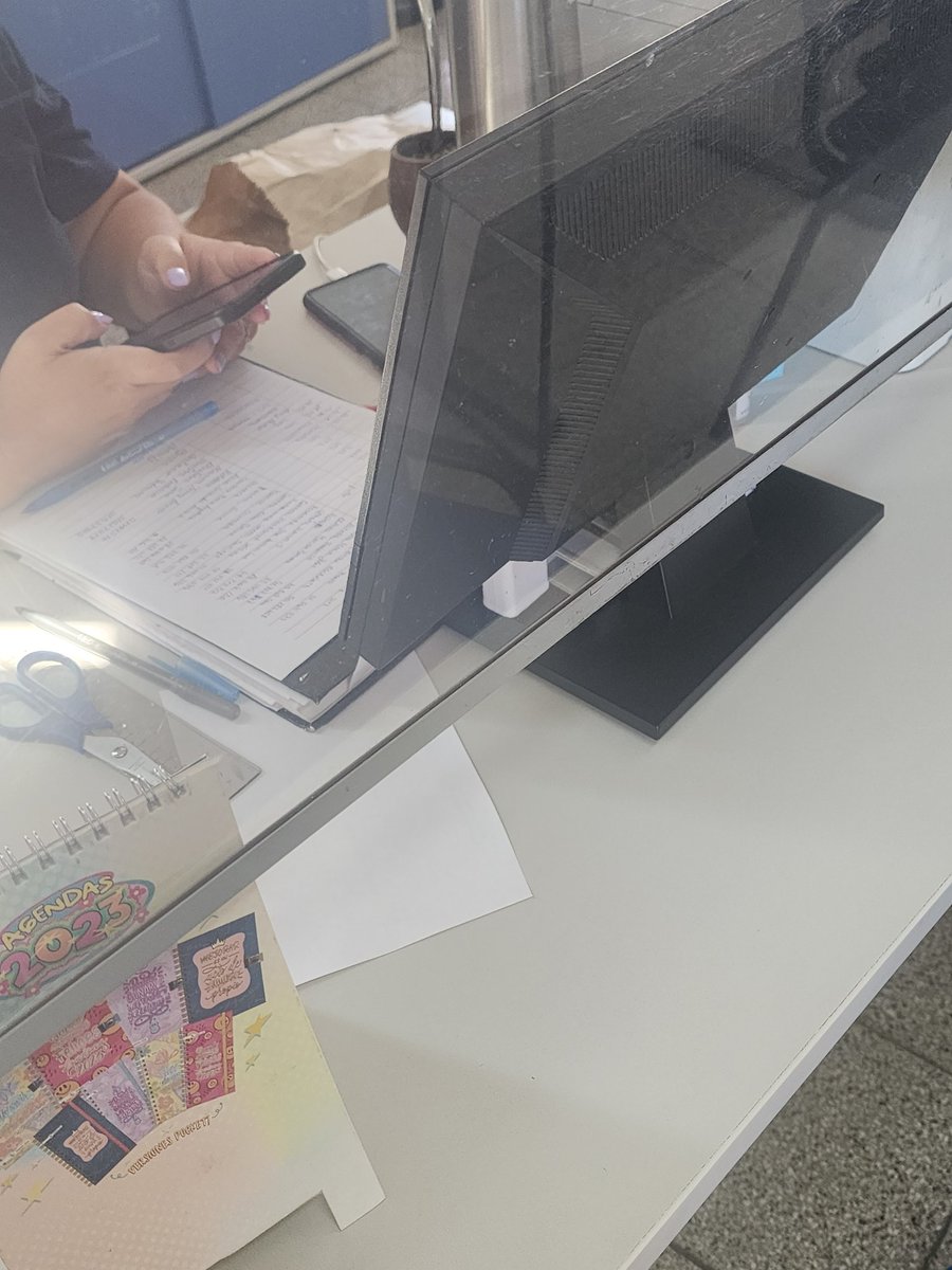 AlfonsaArg's tweet image. Estoy en @renaper_ar tramitando pasaporte. Sacas turno anticipado, pagas anticipado, demoran 1 hora en atenderte pasado tu horario y hay una persona que cobra el sueldo por llevar un registro de los nombres (en cuadernito) y lo que pagó. Hola 1930