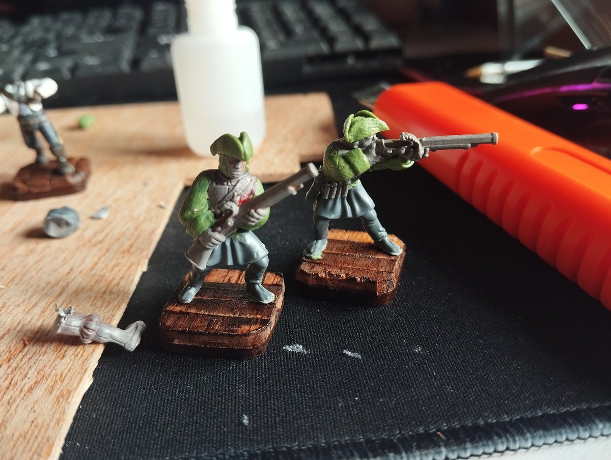 rc_wargaming's tweet photo. Me han engañado para probar #Mordheim, así que he decidido internarme en el mundillo con una banda, de #Reikland, ambientada en la tripulación de un navío español del s.XVIII.

Primeros dos integrantes en proceso; los Tiradores en su rol de Infantería de Marina. https://t.co/ESJDDxoqUN