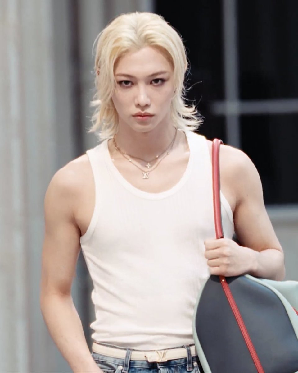 lixpost's tweet photo. lee felix you are UNREAL. https://t.co/ne7jl6iTup