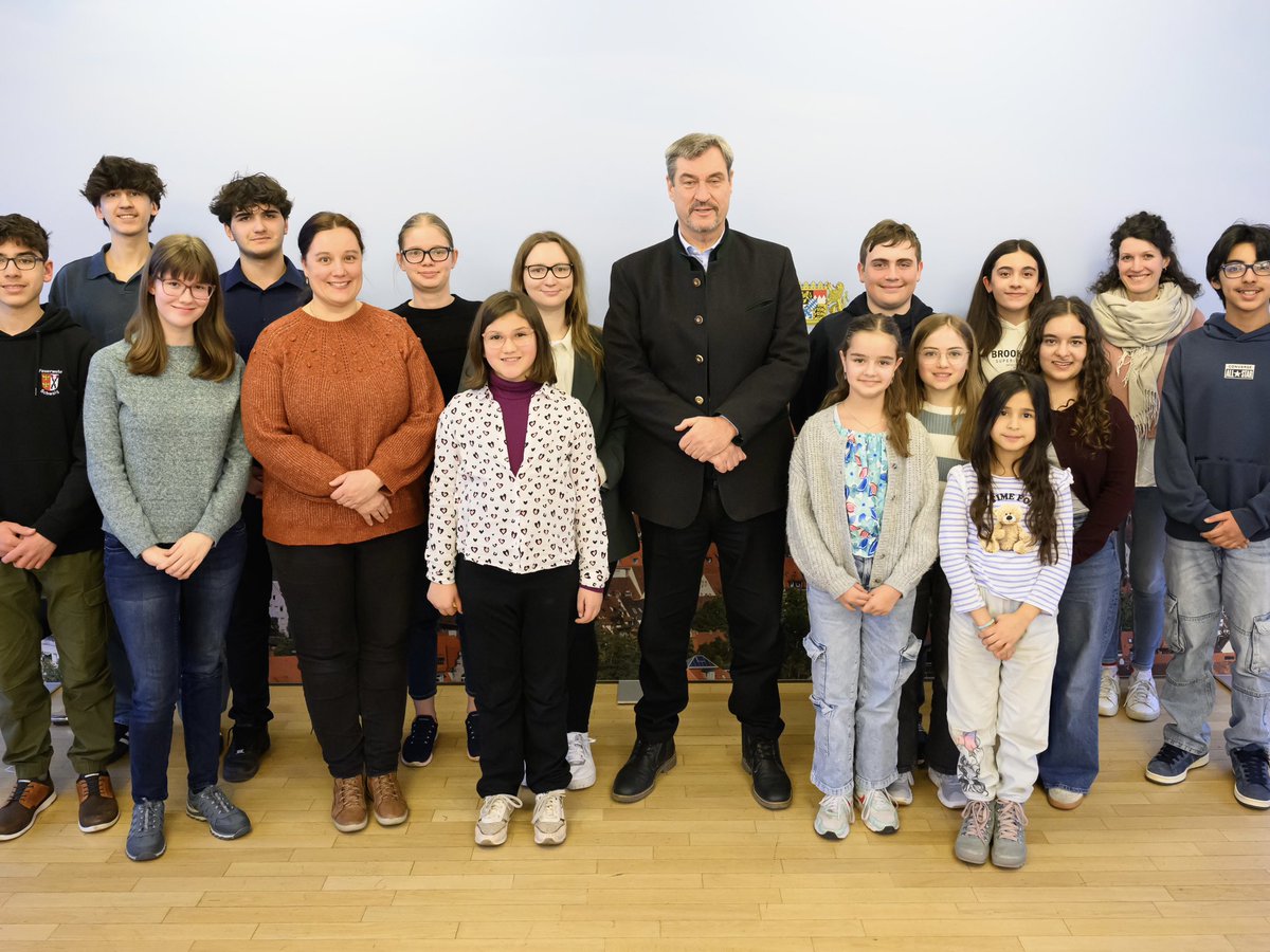 Markus_Soeder's tweet photo. Nach einer ereignisreichen Woche mit vielen wichtigen Ereignissen und Entscheidungen in Bayern und Berlin habe ich mich heute mit Ministrantinnen und #Ministranten der Gemeinden St. Bonifaz, St. Wolfgang und Heilig Kreuz aus #Nürnberg über #Glauben, die Arbeit als Ministerpräsident, das Ehrenamt und das Engagement junger Menschen in der Kirche ausgetauscht. Kirche ist mehr als bloß das Pfarrfest oder der Gottesdienst: Kirche stiftet Gemeinschaft und gibt Halt. Daher stehen wir als Freistaat an der Seite unserer #Kirchen. Danke an alle Ministranten, die sich ehrenamtlich in unseren Gemeinden einsetzen. Ihr leistet tolle Arbeit!