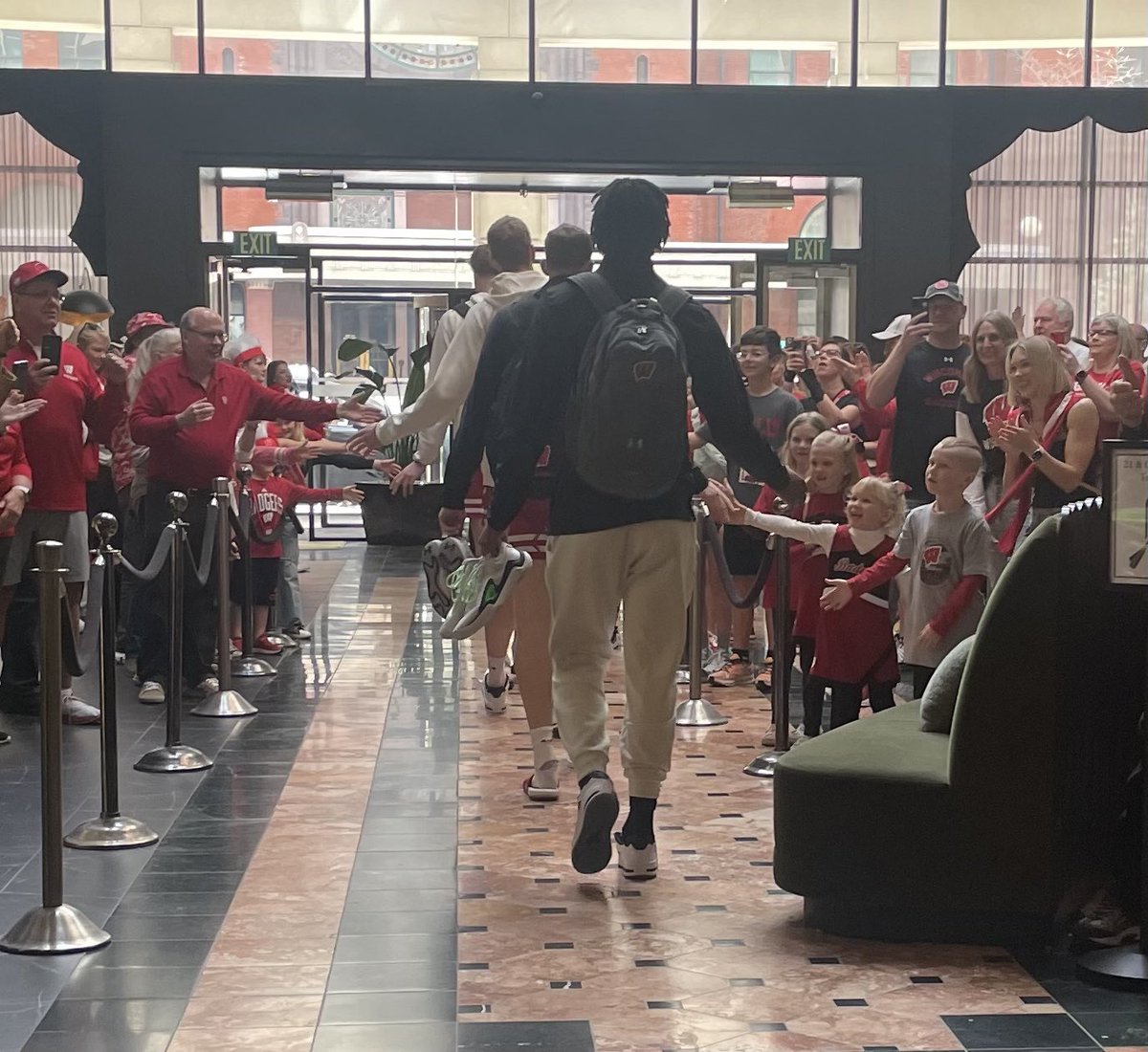 Badger fans showing their love as the team departs for today’s game! 👏🏾👊🏻👍🏽