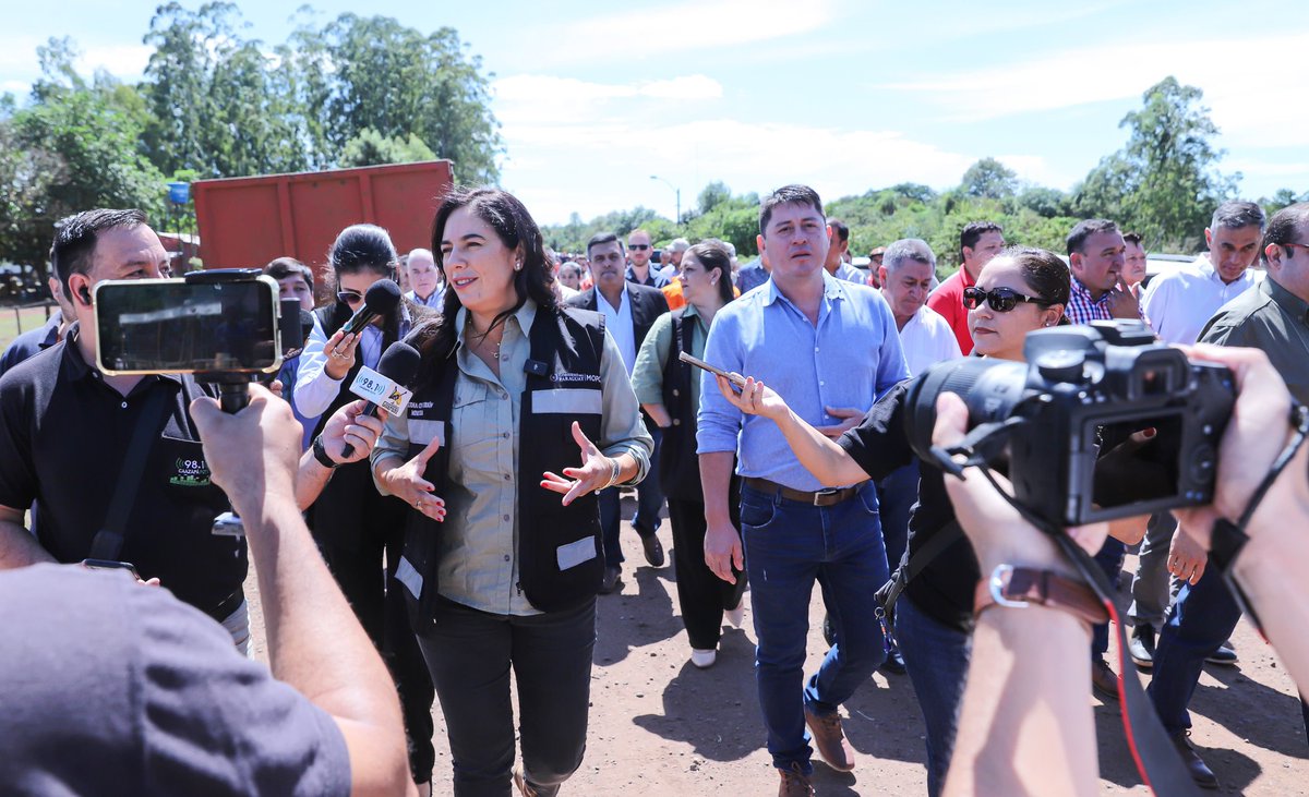clacent's tweet photo. En Caazapá tuvimos también la oportunidad de hablar con el Gobernador y los intendentes presentes del #Plan1000, que lo lanzamos ayer y con el cual mejoraremos 1000 kilómetros de caminos. Coordinamos algunas acciones para la ejecución de los trabajos cuando se inicien ✔️ https://t.co/MAEtE6bAo5