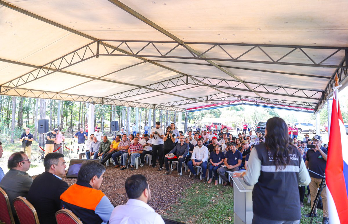 clacent's tweet photo. En Caazapá tuvimos también la oportunidad de hablar con el Gobernador y los intendentes presentes del #Plan1000, que lo lanzamos ayer y con el cual mejoraremos 1000 kilómetros de caminos. Coordinamos algunas acciones para la ejecución de los trabajos cuando se inicien ✔️ https://t.co/MAEtE6bAo5