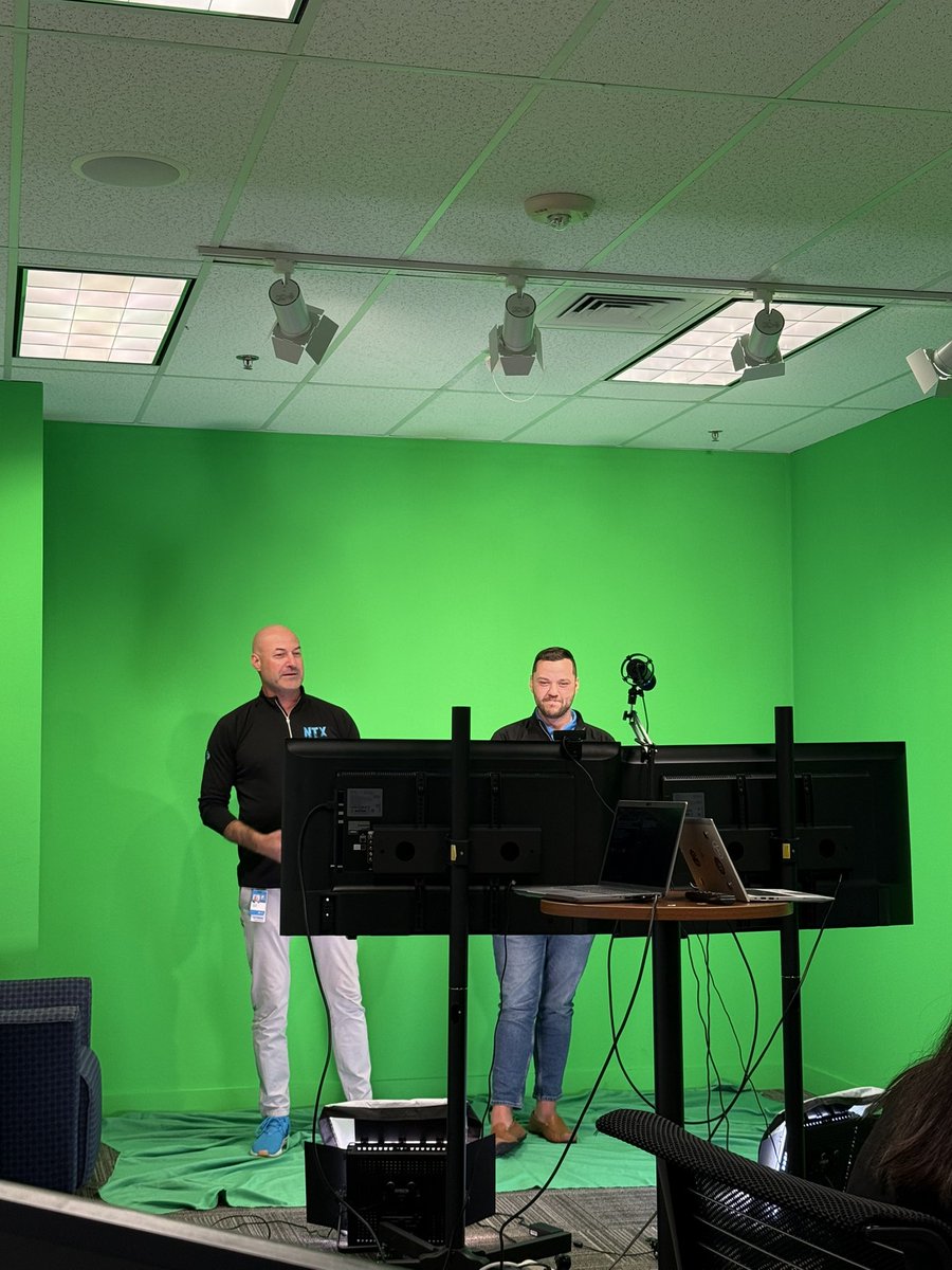 Carol_L_Ortega's tweet photo. Behind the scenes of yesterday’s Scoop call #NTX #workthings #lifeatatt #thursdaymorning https://t.co/dnTtURDGku
