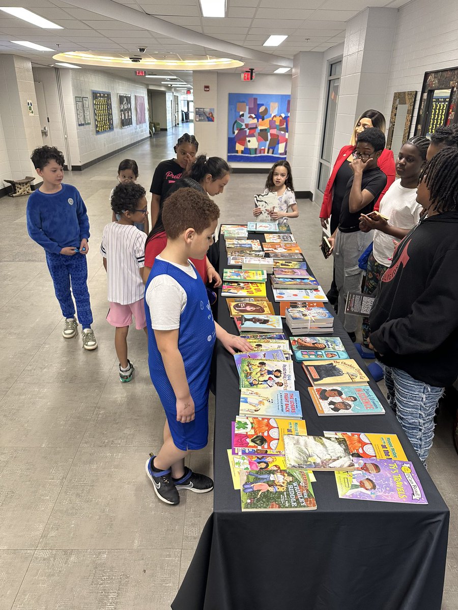 MaryCastleElem's tweet photo. We are grateful for the NAAIA for donating over 150 books for our students! Many thanks to Nicole Durham (President of NAAIA), Erica Oliver (VP of NAAIA), and Bradley Smith (VP of Chubb Indiana) for coming to make this happen! #FocusOnFUN #HappyReading 📚 https://t.co/9lZQYs5Ikw