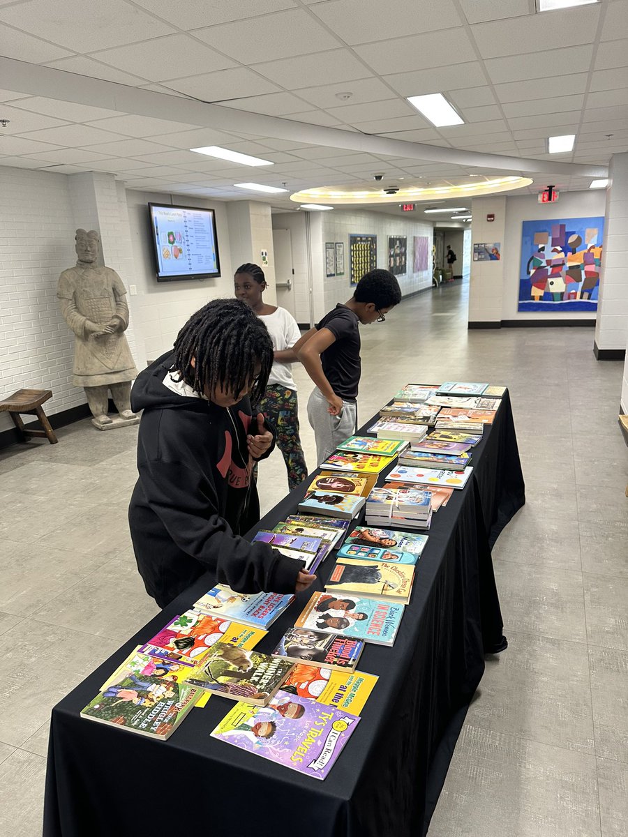 MaryCastleElem's tweet photo. We are grateful for the NAAIA for donating over 150 books for our students! Many thanks to Nicole Durham (President of NAAIA), Erica Oliver (VP of NAAIA), and Bradley Smith (VP of Chubb Indiana) for coming to make this happen! #FocusOnFUN #HappyReading 📚 https://t.co/9lZQYs5Ikw