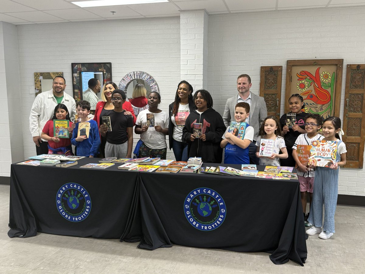 MaryCastleElem's tweet photo. We are grateful for the NAAIA for donating over 150 books for our students! Many thanks to Nicole Durham (President of NAAIA), Erica Oliver (VP of NAAIA), and Bradley Smith (VP of Chubb Indiana) for coming to make this happen! #FocusOnFUN #HappyReading 📚 https://t.co/9lZQYs5Ikw