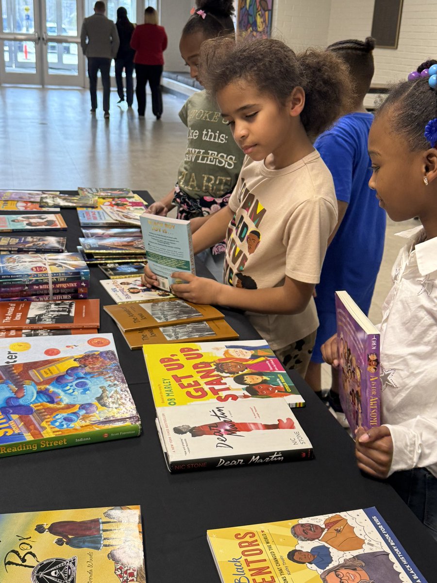 MaryCastleElem's tweet photo. We are grateful for the NAAIA for donating over 150 books for our students! Many thanks to Nicole Durham (President of NAAIA), Erica Oliver (VP of NAAIA), and Bradley Smith (VP of Chubb Indiana) for coming to make this happen! #FocusOnFUN #HappyReading 📚 https://t.co/9lZQYs5Ikw