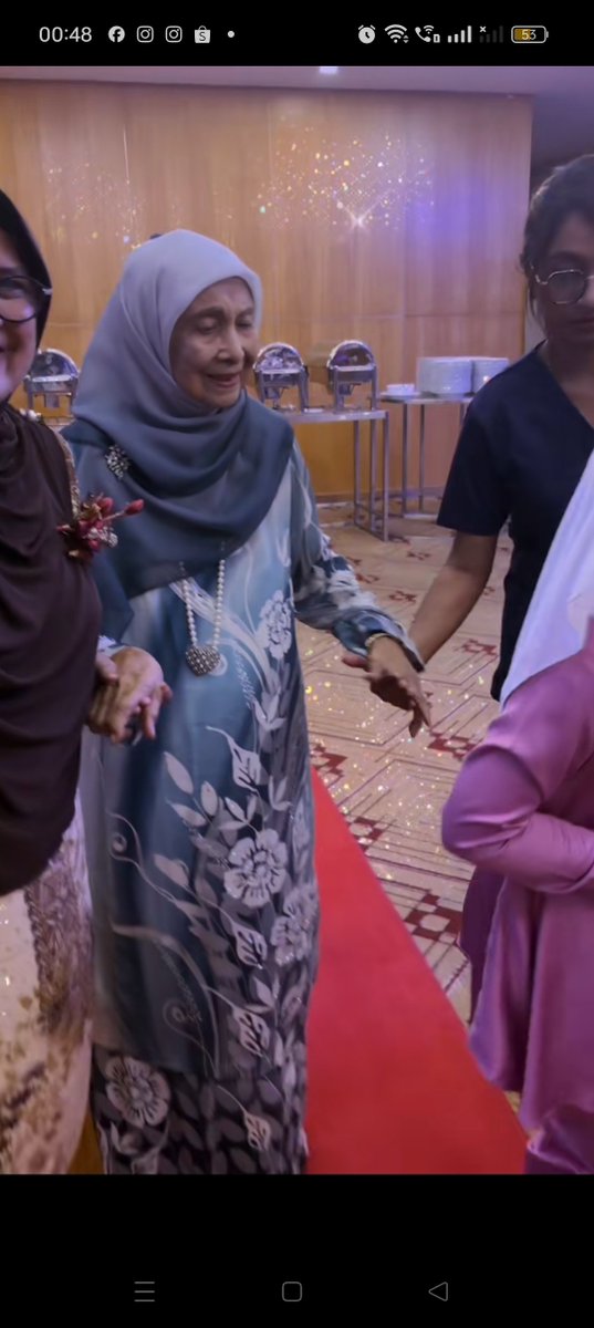 neyrashazeyra's tweet photo. Ya Allah hampir tak kenal. Cantik nya Tun Siti Hasmah pakai tudung https://t.co/bMFeaoQWXn