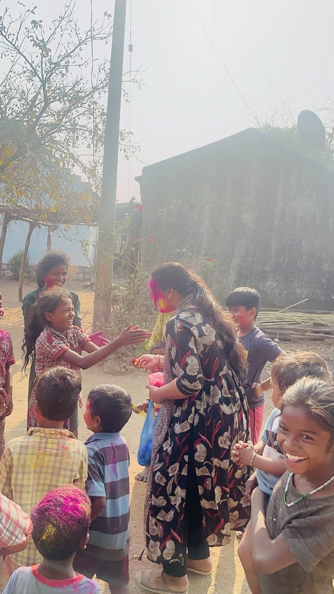 Nikhini_Varma's tweet photo. #HappyHoli2025
Giggly wiggly Holi celebrations at the tribal hamlet of Adilabad 🌈♥️
Smiles earned..Joy shared..Our Holi is complete🌟
Happy Holi everyone!!
#Tribal #rural #Nirrnay #Adilabad https://t.co/kEWvFmTArN