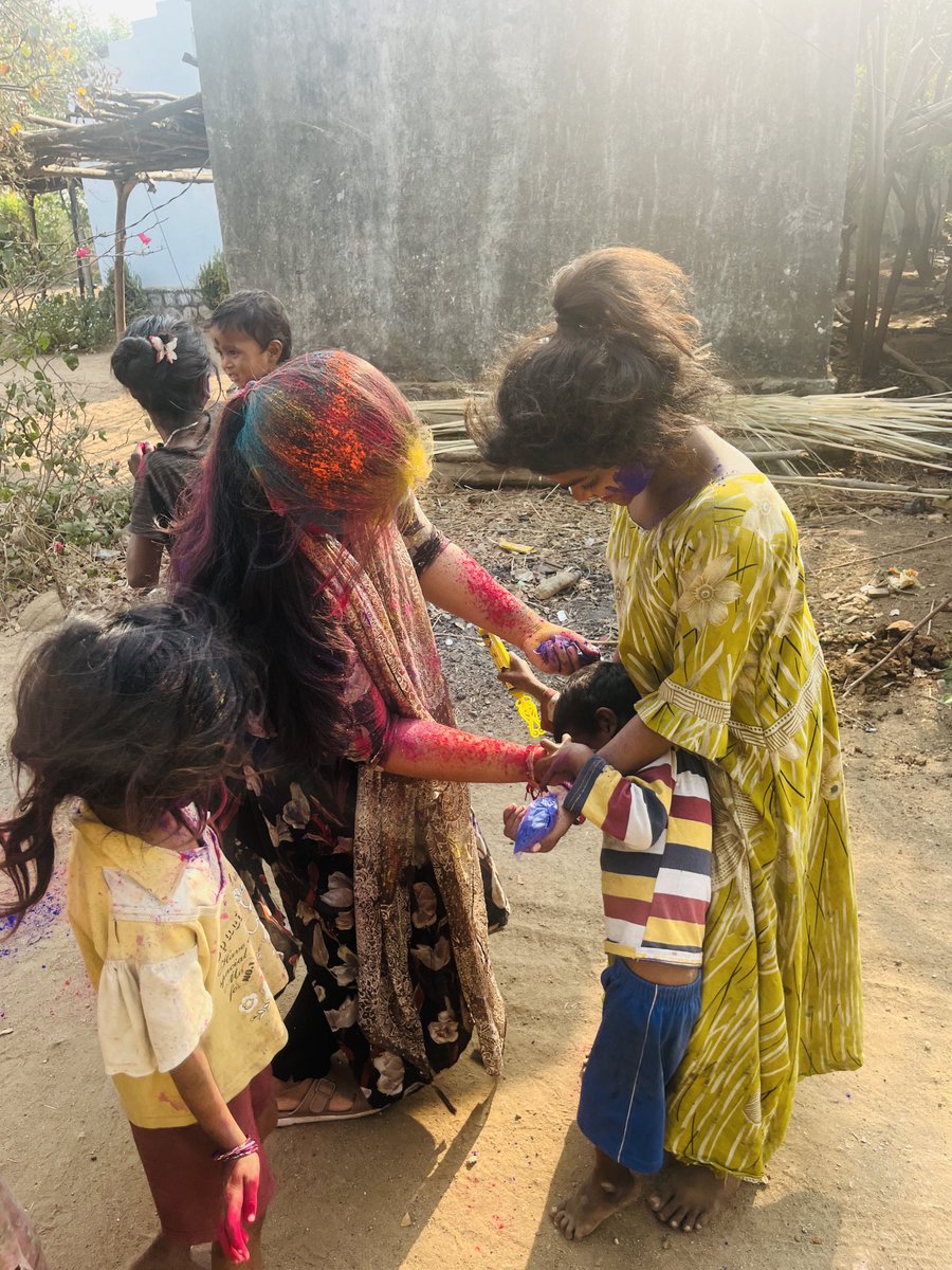 Nikhini_Varma's tweet photo. #HappyHoli2025
Giggly wiggly Holi celebrations at the tribal hamlet of Adilabad 🌈♥️
Smiles earned..Joy shared..Our Holi is complete🌟
Happy Holi everyone!!
#Tribal #rural #Nirrnay #Adilabad https://t.co/kEWvFmTArN
