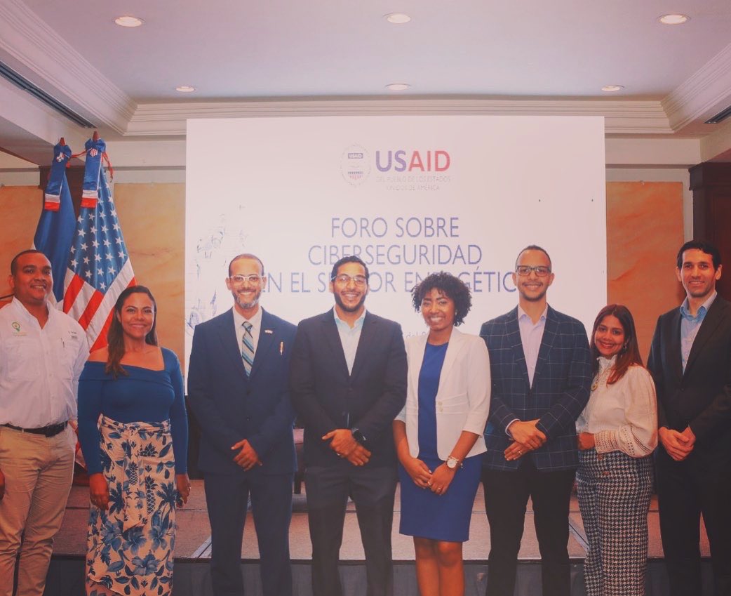 YMartino's tweet photo. Hoy termina una etapa de asesoría al proyecto “Reforma del Sector Energético” de USAID, implementado por RTI International y @greenergydom. GRACIAS a las autoridades de USAID, al gobierno dominicano, sector privado y a tod@s l@s amig@s-colegas que se sumaron. Este camino no habría sido el mismo sin su compromiso, visión y entrega. 🇺🇸♻️🇩🇴