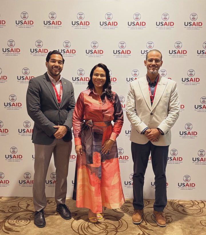 YMartino's tweet photo. Hoy termina una etapa de asesoría al proyecto “Reforma del Sector Energético” de USAID, implementado por RTI International y @greenergydom. GRACIAS a las autoridades de USAID, al gobierno dominicano, sector privado y a tod@s l@s amig@s-colegas que se sumaron. Este camino no habría sido el mismo sin su compromiso, visión y entrega. 🇺🇸♻️🇩🇴