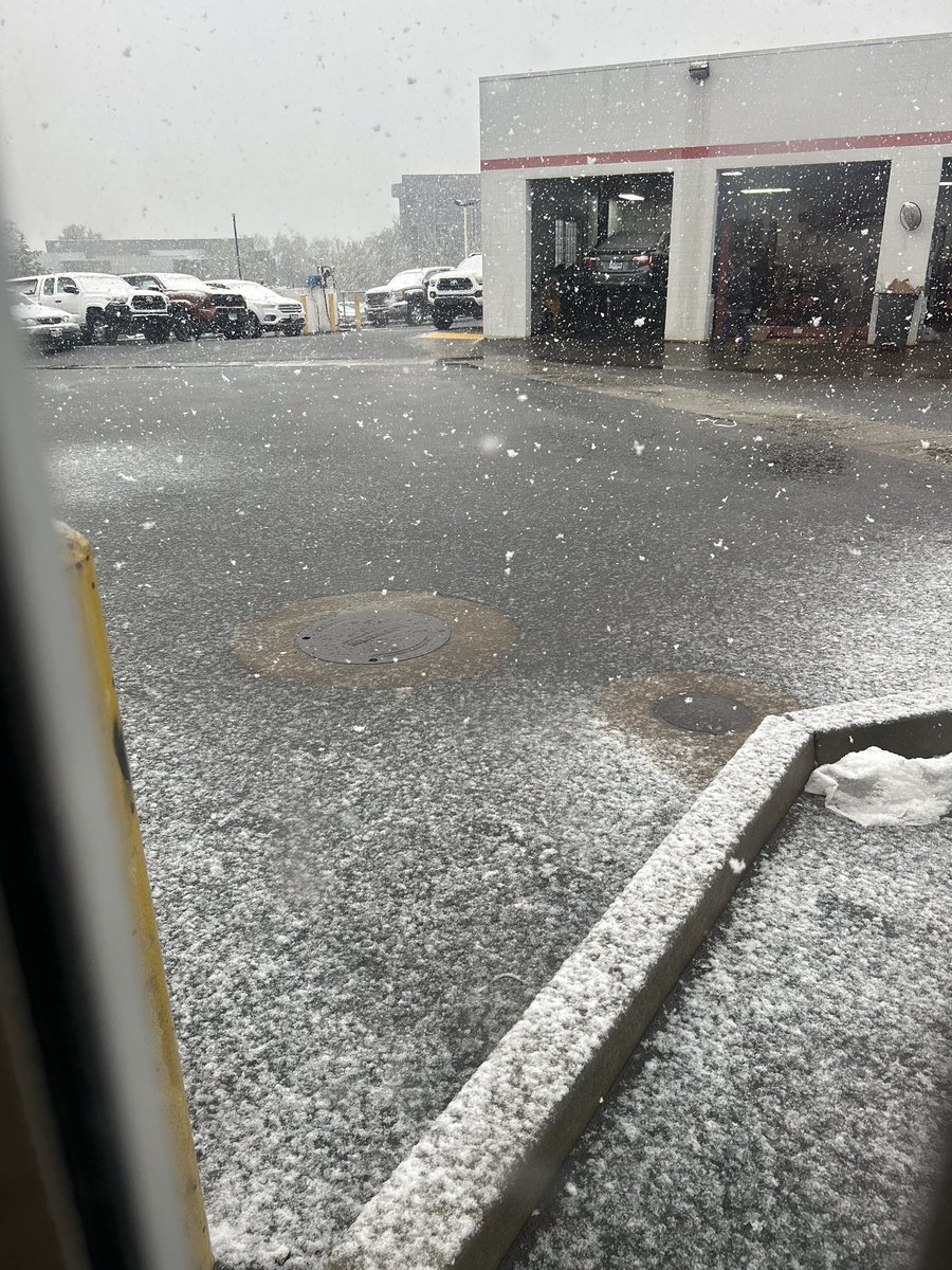 neightdawgg's tweet photo. Snowing in Redding… it hasn’t snowed here enough to stick in YEARS https://t.co/3fhKttfwrk