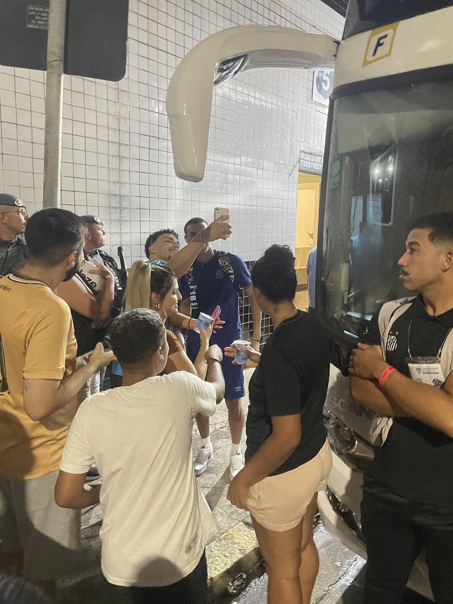 Vi o post e lembrei de quando eu e nossa equipe esperávamos pelo Dorival, perto dos vestiários na Vila.

Bontempo saiu pra tirar foto com torcedores, depois retornou ao vestiário e voltou com copos d'água pra torcida, numa noite de muito calor em Santos.

Achei massa a atitude.