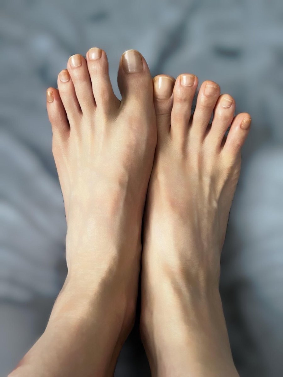 Cut my toenails again. Do they look good?🦶🏻