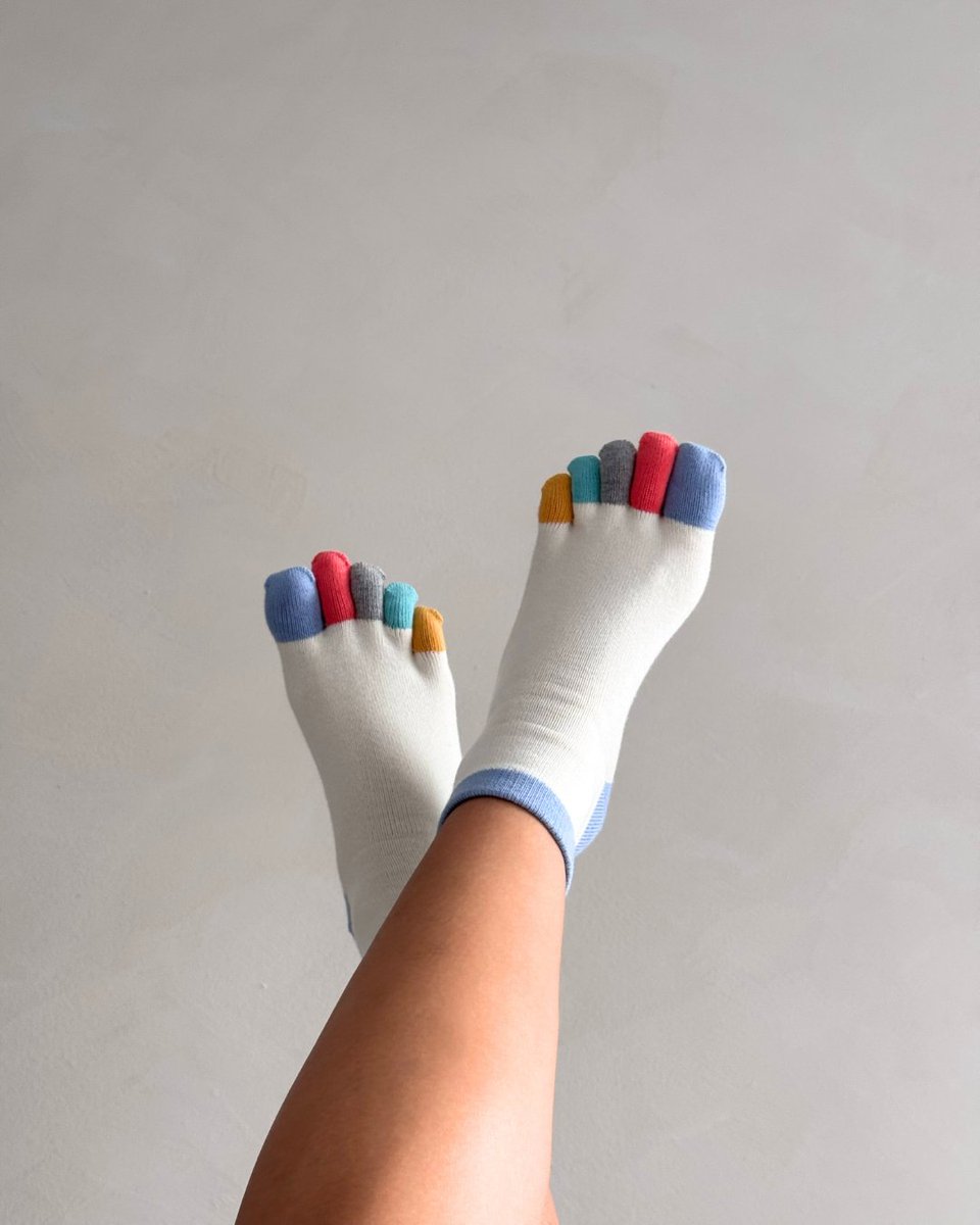 tabio_usa's tweet photo. Give your toes the space and fun they deserve:) These colorful toe-separating socks aren’t just fun—they help improve circulation, reduce friction, and keep your feet comfy all day long. Perfect for happy, healthy toes! 🌈🧦

#TabioUSA #designsocks #ootd #outfitoftheday #fivetoe https://t.co/R2dQ3N0dqu