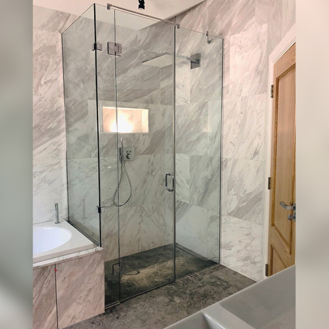 For #bespokeglass for #showerenclosures or bath screens, we're able to cut to your exact size requirements &amp; finish with clear, tinted, frosted or coloured options.
Perfect for #bathrooms with sloping ceilings or awkward spaces.
ow.ly/N6qI50VeCSS
#bespokeshowers #glass