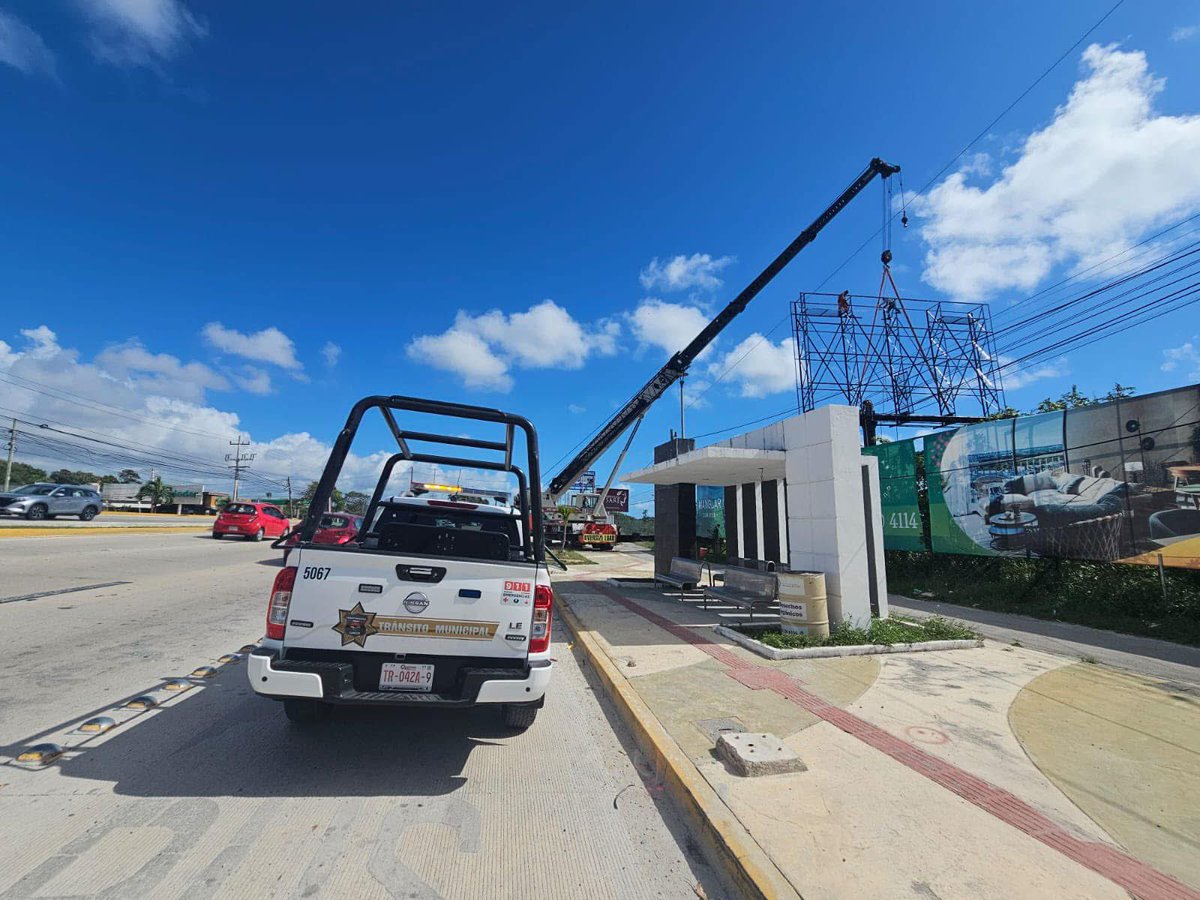 anapatyp's tweet photo. Cancunenses, en estos momentos estamos retirando un espectacular como parte del Operativo de Limpieza Urbana, que llevamos a cabo para mantener el orden en el desarrollo de nuestra ciudad.

En #Cancún, nadie está por encima de la ley.

Todo esto es gracias al gran trabajo del equipo de Imagen Urbana, Tránsito de Cancún y la Secretaría Municipal de Ecología y Desarrollo Urbano. Seguimos avanzando para garantizar un Cancún más ordenado y seguro.

#CancúnNosUne #PorLaTransformación 🤝