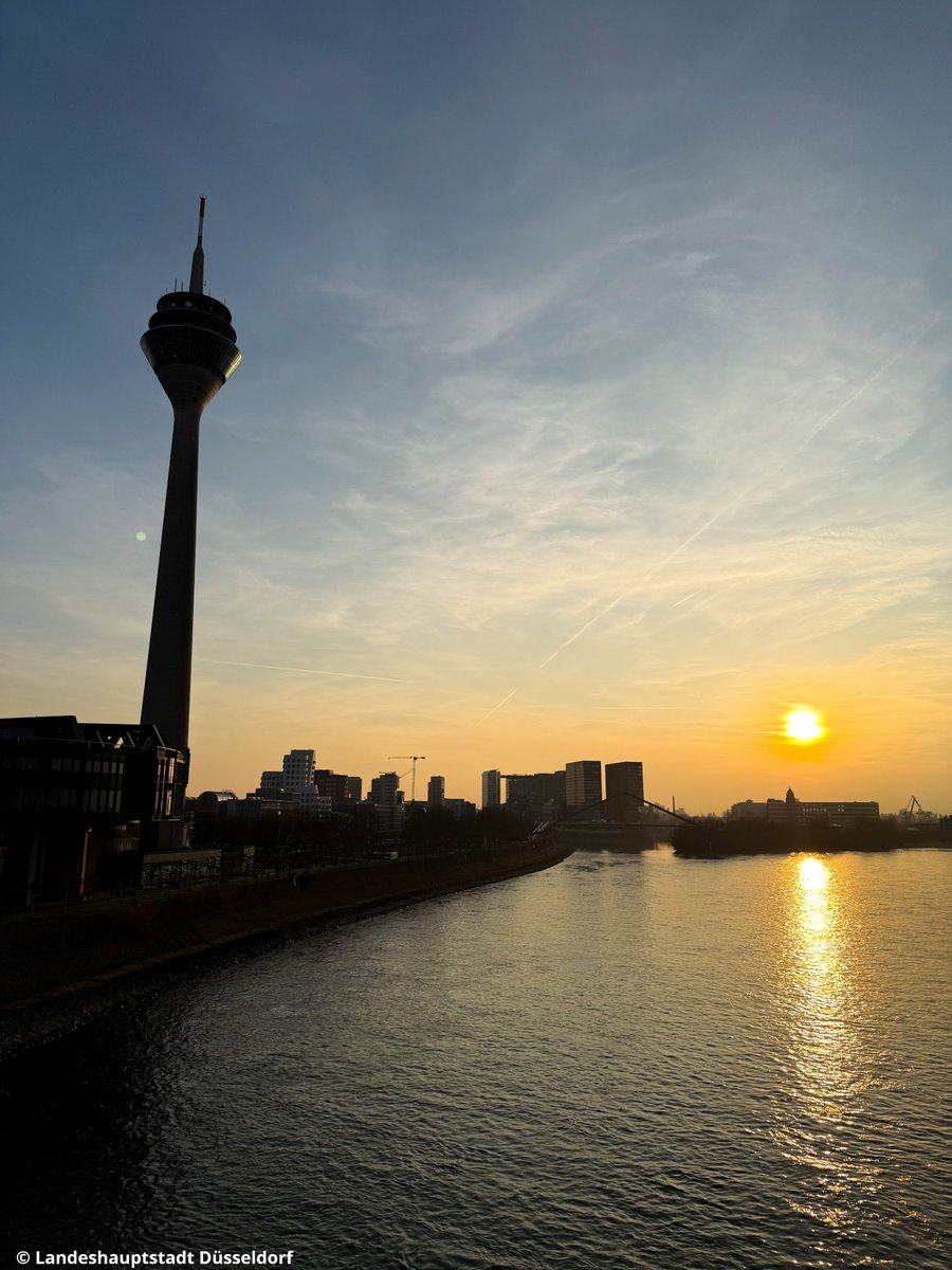 #Sonnenuntergang über der schönsten Stadt am #Rhein. 🌆🥰

Wir wünschen euch ein schönes #Wochenende! ❤️