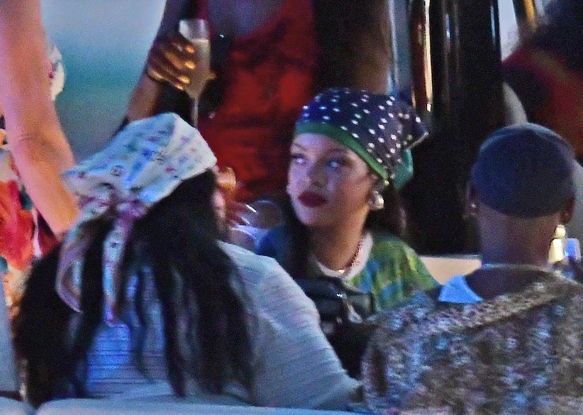 midiasra's tweet photo. Rihanna esteve festejando em um barco com sua equipe e amigos em Barbados, na última quinta-feira (13 de março). https://t.co/jMq0rQggZ2