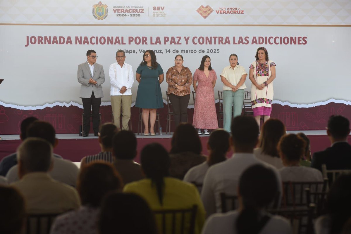 SEducacionVer's tweet photo. 📍 En la explanada de la Benemérita Escuela Normal Veracruzana “Enrique C. Rébsamen”, 2000 estudiantes de secundaria y padres de familia participaron en la Primera Jornada Nacional “De la Escuela a la Comunidad”.

Cuidemos el bienestar de la juventud.
🚫 #AléjateDeLasDrogas https://t.co/lSEY5qlTeH