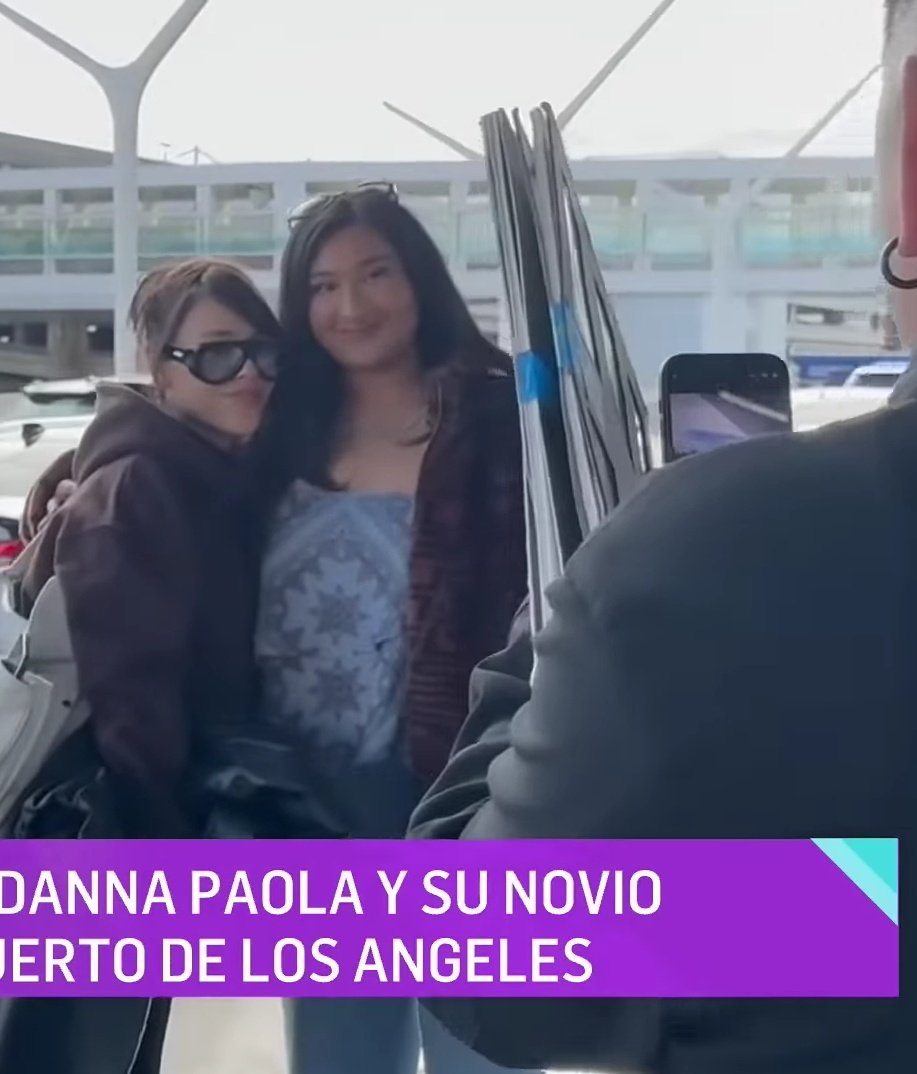 NuevaDannaEdits's tweet photo. Marlen Orozco la chica viral que se toma fotos con celebridades ya tiene su foto con DANNA 😳 https://t.co/1uEqh8anNW
