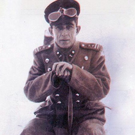 Millî Mücadele neferlerinden, manda ve himayeyi asla kabul etmeyeceğini Atatürk'e katiyetle bildirmiş Tıbbiyeli Hikmet (Dr. Hikmet Boran) başta olmak üzere bütün hekimlerimizin ve sağlık çalışanlarımızın 14 Mart'ı kutlu olsun.