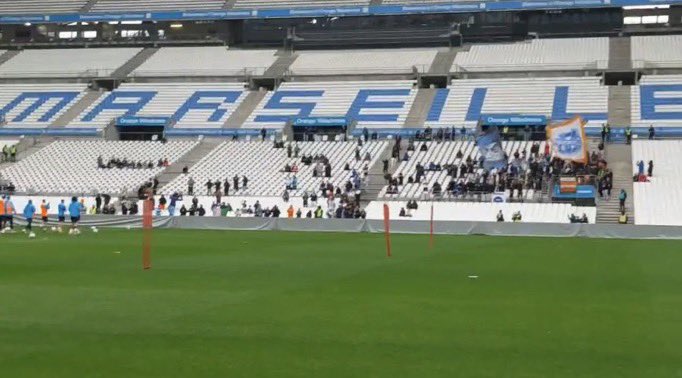 psgcommunity_'s tweet photo. Ptdrrrr c’est donc ça les entraînements OUVERTS AU PUBLIC chez eux ? 😭😭 https://t.co/SHnav3r9E9