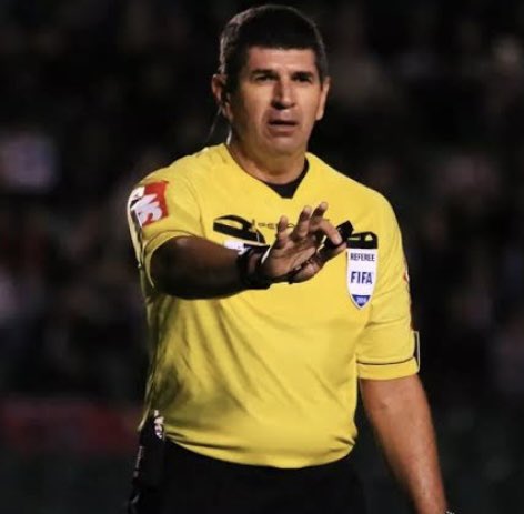 JeanSoaresrg's tweet photo. O árbitro Marcelo de Lima Henrique vai apitar o clássico Grenal 446. Ele é carioca mas está pela delegacia do Ceará. Rodolpho Tosqui Masques será o VAR. https://t.co/x3BoKgB5Nm