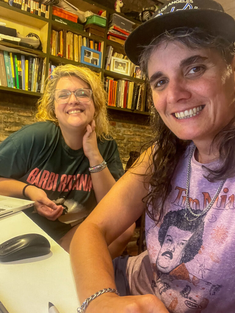 🇦🇷✂️Las voces de 5 lesbianas con décadas de activismo protagonizan el podcast 'Tortilleras: una memoria lesbiana': Adriana Carrasco, Ma. Luisa Peralta, Lucrecia Rojas, Ana Rubiolo y Moni Santino

📲 <a href="/Lulileiras/">LuliLeiras</a> &amp; Tati Español cuentan +:
agenciapresentes.org/2025/03/14/tor…
🖊️ <a href="/_agusramona/">Agustina 📰✨</a>