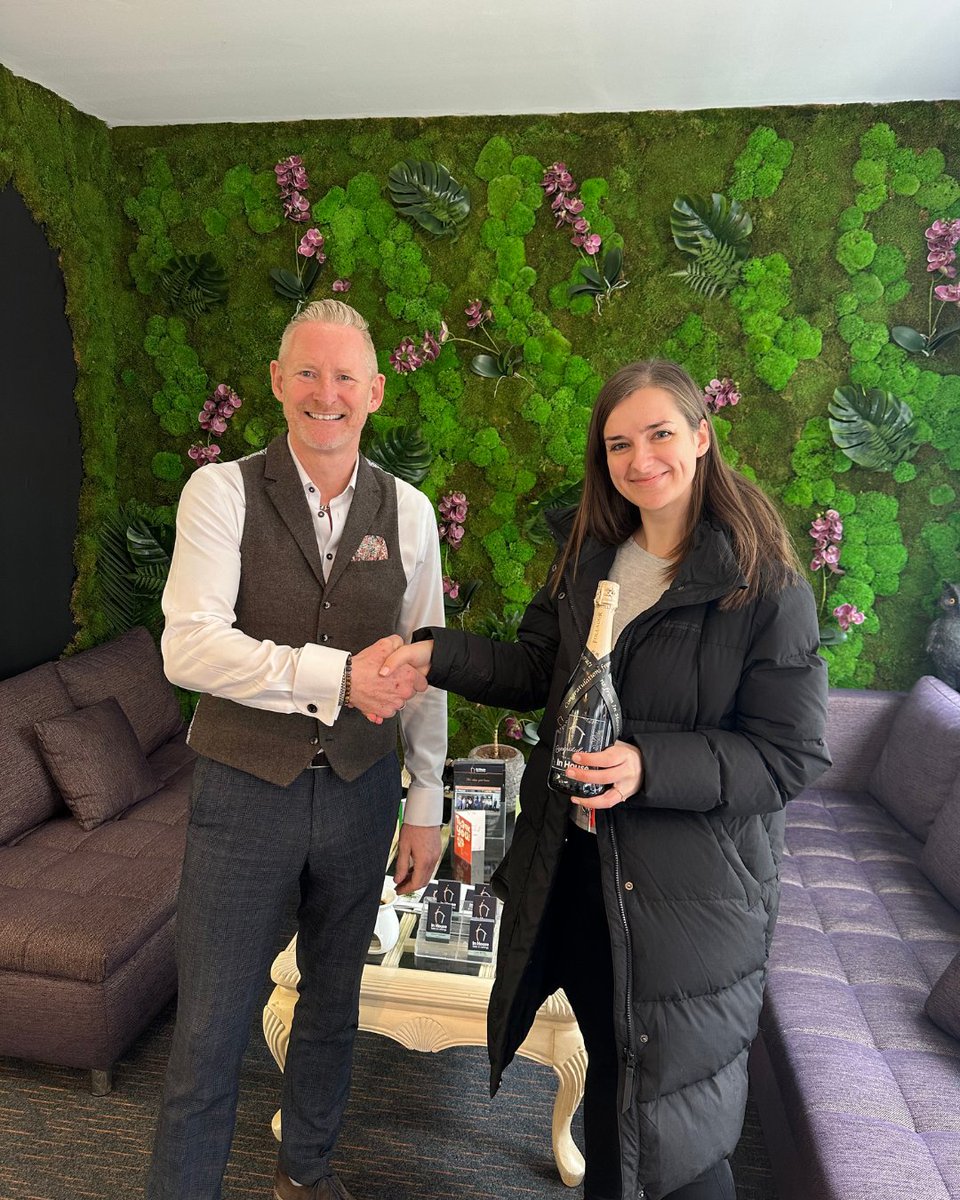Inhouseproperty's tweet image. 🏡 Key Collection Day! 🔑

Congratulations to these two homeowners as they pick up the keys to their new homes! Wishing you both all the best as you settle in.

Thinking of buying, selling, or letting? Get in touch at 01491 839 999 – we&apos;d love to help!

#KeyCollection
