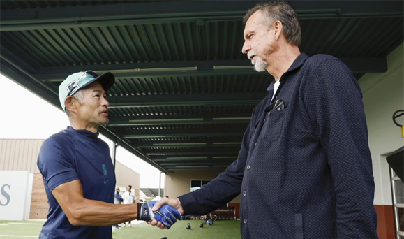 Ichiro_marlins's tweet photo. イチロー氏が見上げてる！
ランディ・ジョンソン氏がマリナーズキャンプ地に登場
61歳になってもスタイル健在　背番号51の大先輩
https://t.co/Itny09FMMB デイリースポーツ https://t.co/ewYIYpGLAP