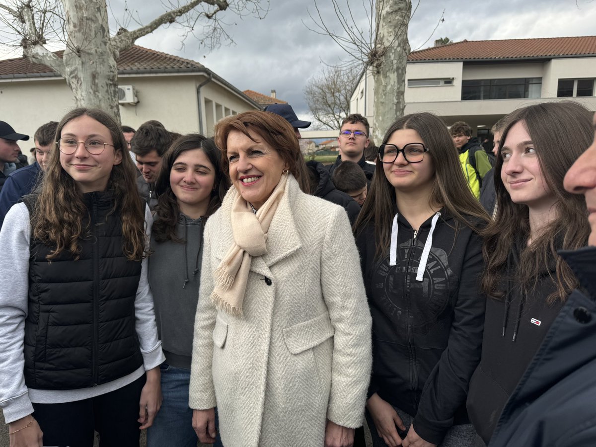 AnnieGenevard's tweet photo. 👩‍🌾 À vos côtés, agriculteurs de la Loire ! 

À la ferme du Colombier, au lycée de Précieux et à la coopérative des Pommes du Pilat, pour réaffirmer la fierté de notre agriculture, protéger nos produits de terroir et soutenir notre souveraineté alimentaire ! https://t.co/Dh02QwE4Gz