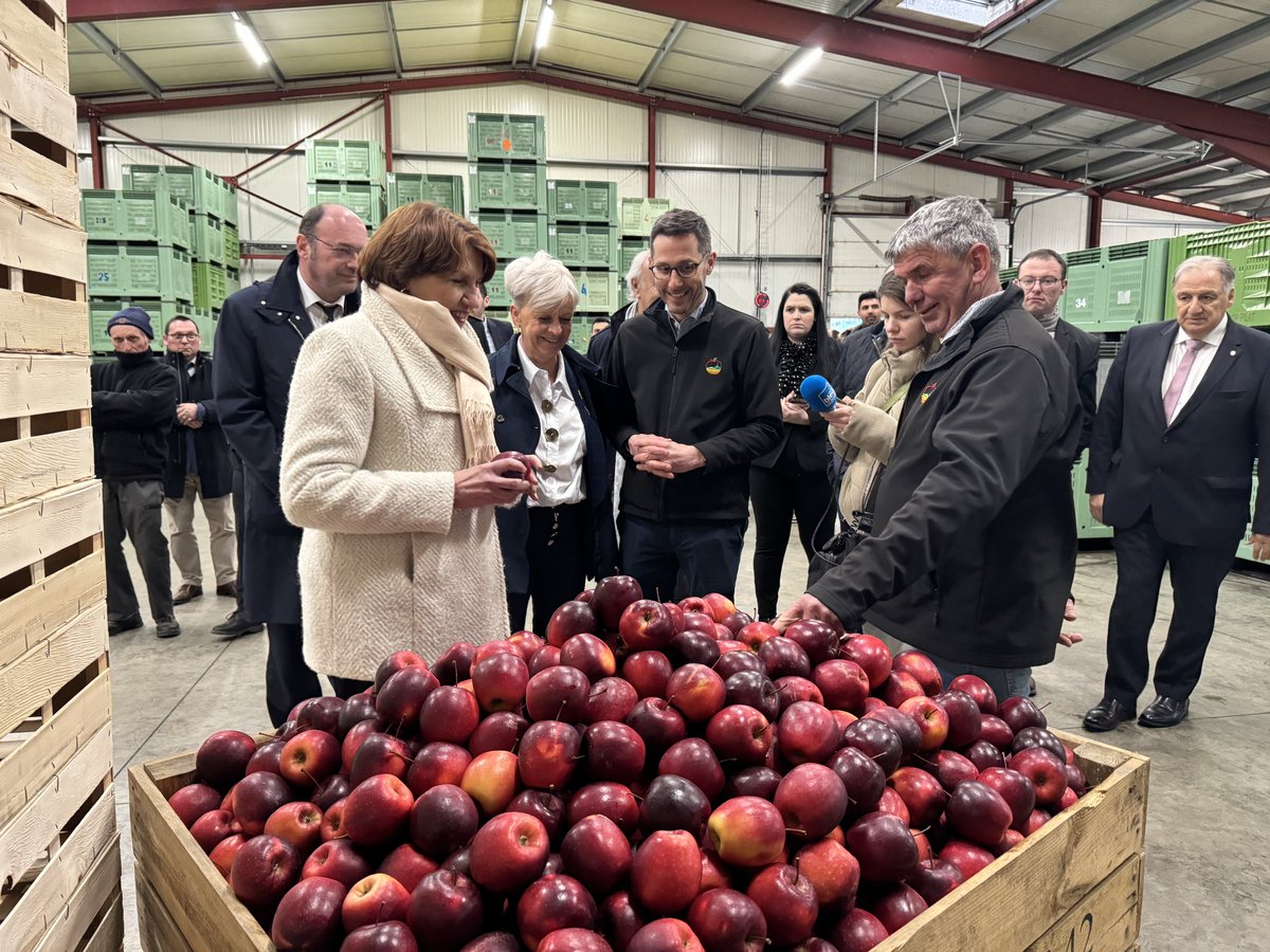 AnnieGenevard's tweet photo. 👩‍🌾 À vos côtés, agriculteurs de la Loire ! 

À la ferme du Colombier, au lycée de Précieux et à la coopérative des Pommes du Pilat, pour réaffirmer la fierté de notre agriculture, protéger nos produits de terroir et soutenir notre souveraineté alimentaire ! https://t.co/Dh02QwE4Gz