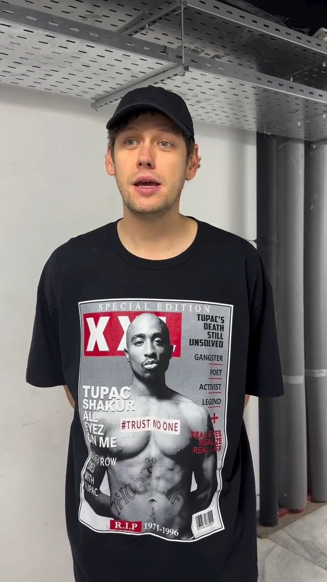 seamoras's tweet image. артонов, которых поймали в одной и той же локации, с кепочным приколом и запихнули в одну часть видео это конечно достаточно интересно

инь и янь