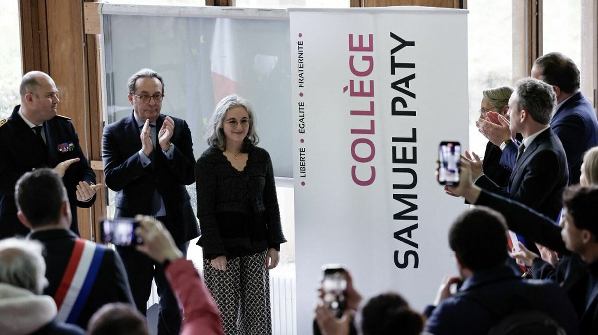 franceinfo's tweet image. Le collège où enseignait Samuel Paty a officiellement pris le nom du professeur d'histoire-géographie assassiné
➡️ l.francetvinfo.fr/jq1