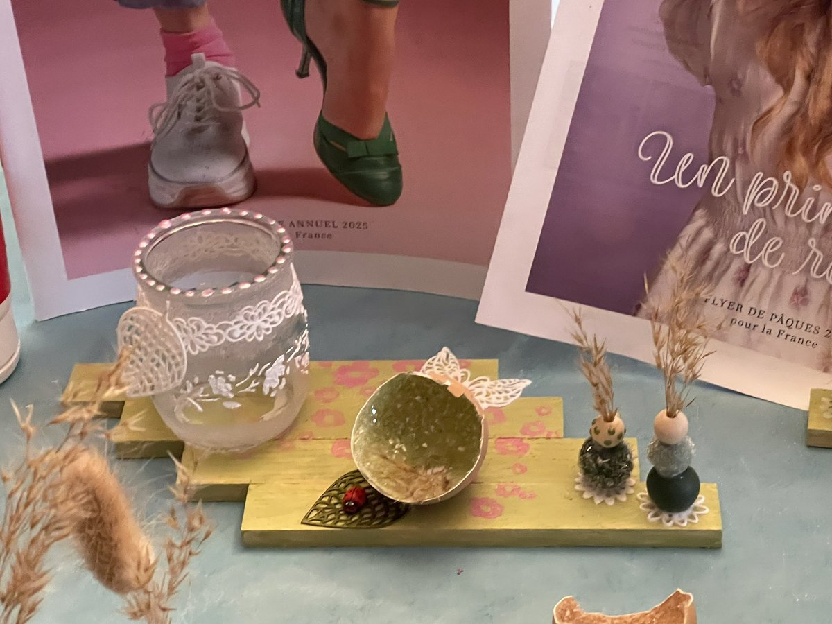 Catmam88's tweet photo. Des bâtons de bois, un pot de yaourt en verre, des perles, une coquille d’œuf… + produits Gonis (peinture, pochoirs, tampons, dentelle…) = décoration de table
Un bel atelier! 😍
#diy #upcycling #loisirscréatifs #gonis https://t.co/lxcbjxq64S
