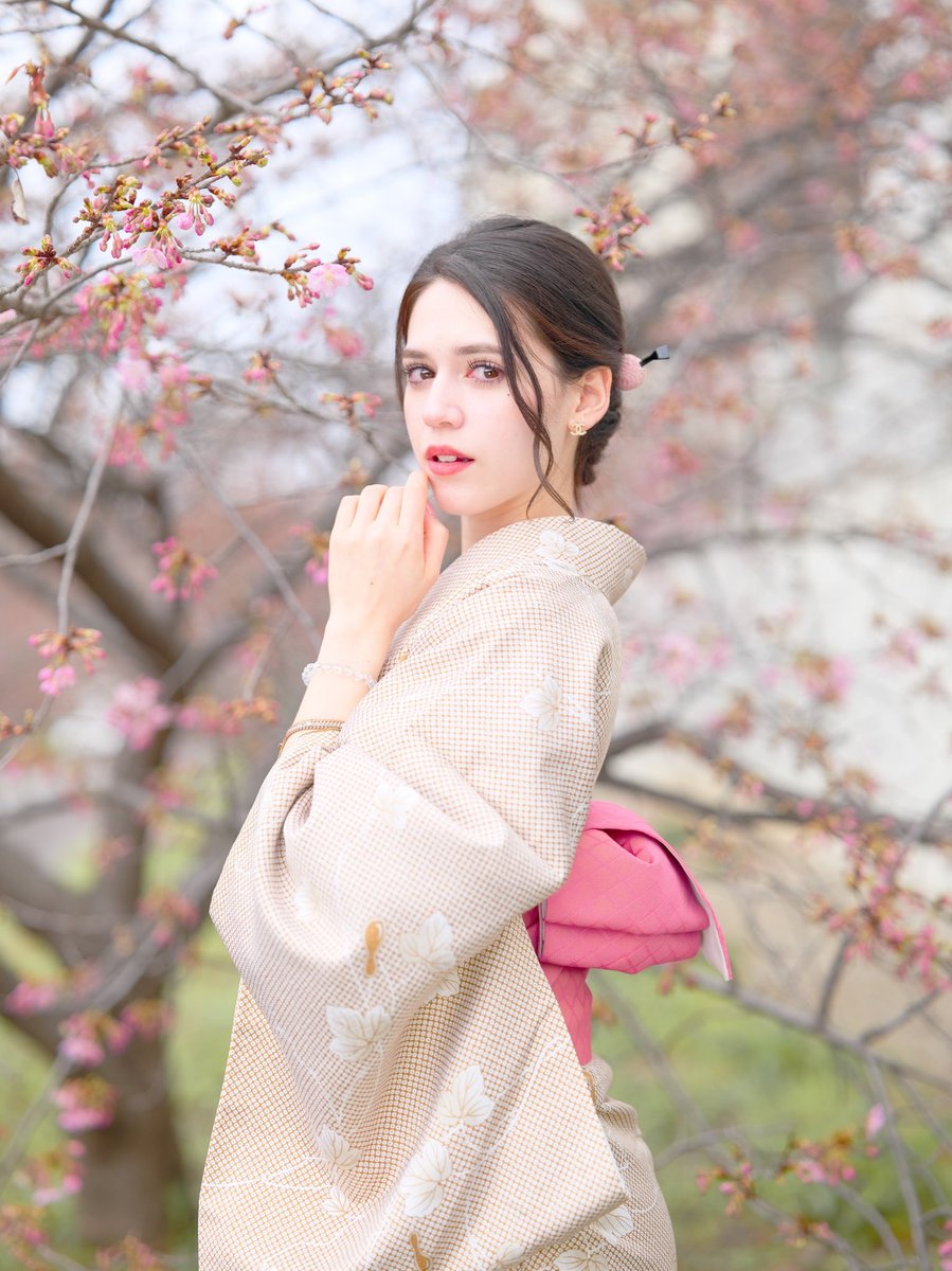 akausaY's tweet photo. 🌸淀の河津桜去年の今頃は満開でしたが、2月の寒波のせいか、ほぼつぼみばかりでしたのが残念でしたが、その分モデルさんが春を演じて頂きました✨

#ポートレート
#淀の河津桜 
#河津桜 https://t.co/o6k4Bsiuf0