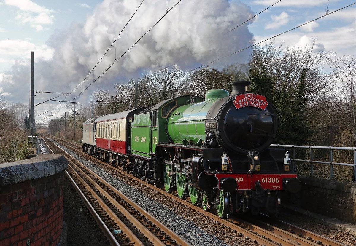 DHolden5884's tweet photo. LNER B1 Class Steam Locomotive 61306 'Mayflower' on the 14th March, heading through Newton-le-Willows from Crewe to Bury to join The Legends of Steam Gala at the East Lancashire Railway
#steamloco #eastlancashirerailway #Legendsofsteam #61306 #mayflower https://t.co/lrg0ceVd9a