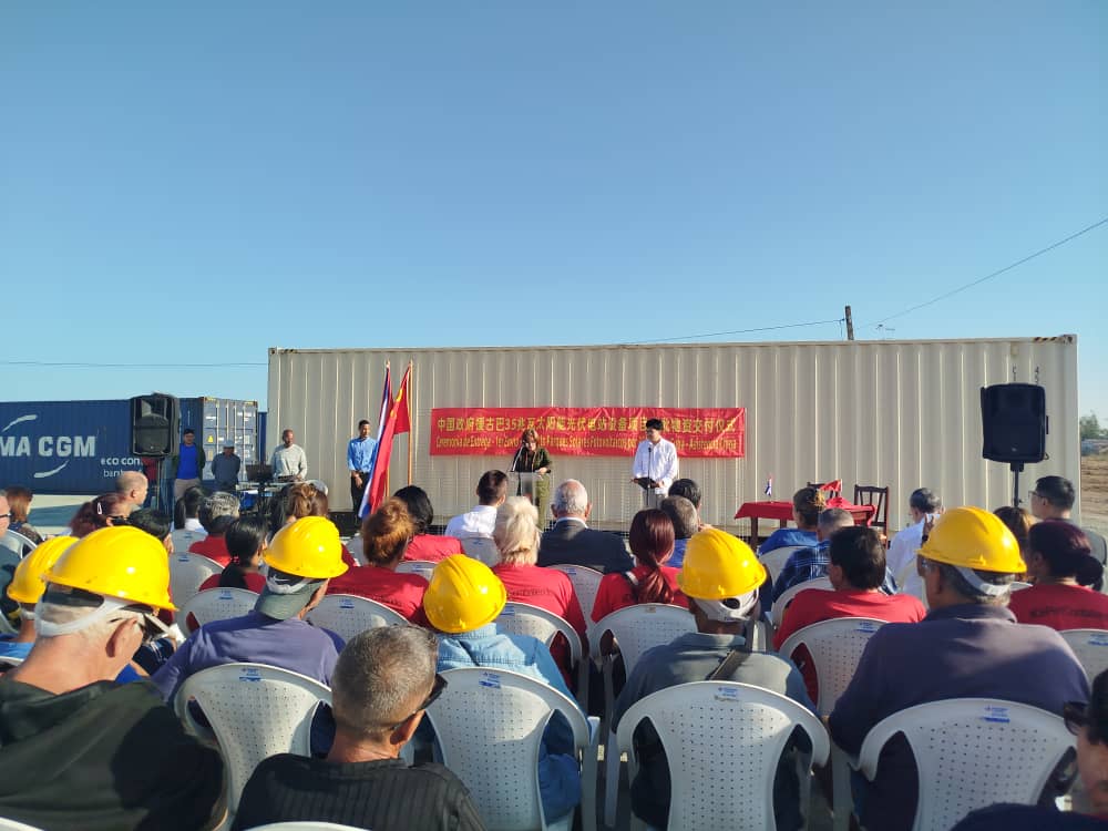 Esta mañana se realizó en #Artemisa la ceremonia de recibimiento de donativos de #China para la construcción de más parques fotovoltaicos en #Cuba 
Este programa sumará 
120 MW
Nuestro agradecimiento al pueblo y gobierno de este país amigo.
🇨🇳🇨🇺