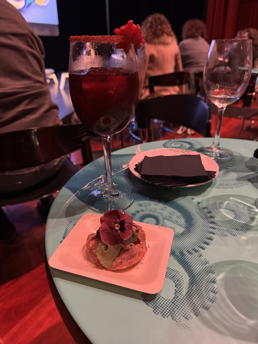 Todo seguido de una degustación

🥄 Mini taco de tortilla ceremonial con escamoles y quelites en vinagreta de mole de la región

🍷 Acompañado de cóctel de mezcal con almíbar de xoconostle

👩‍🍳 Orquestado por la chef Mayela Cárdenas